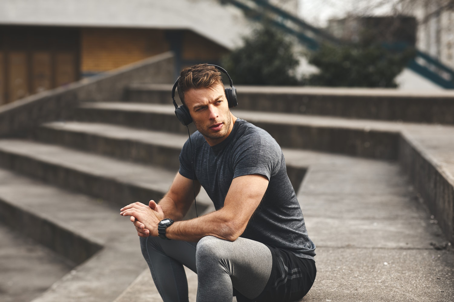 Hombre con auriculares sentado